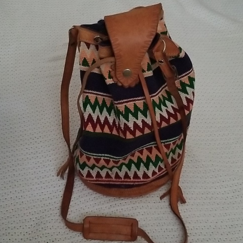Bucket woven / carpet bag